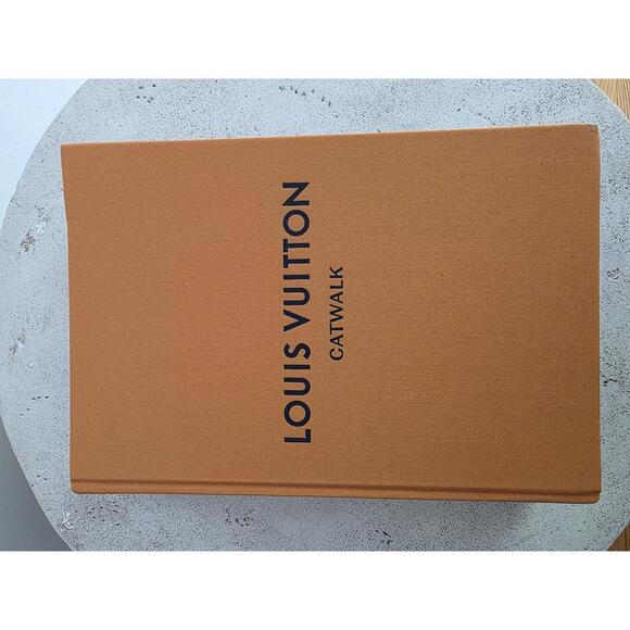 Louis Vuitton: The Complete Fashion Collections (Catwalk) - Hardcover - GOOD - Picture 1 of 4